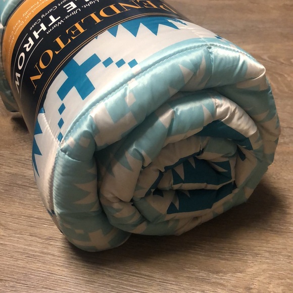 Brand 🆕💖💖💖 PENDLETON packable throw. - Picture 5 of 7